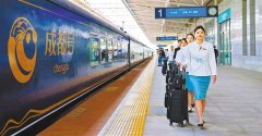 <b>旅客正在全国首个熊猫从题旅逛车坐——安靖坐</b>